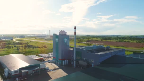 Luftbild-Industriegelände inmitten malerischer Landschaft unter blauem Himmel — Stockvideo