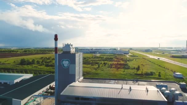 Övre runda utsikt från rökkanal tornet med logotyp till landsbygdens landskap — Stockvideo