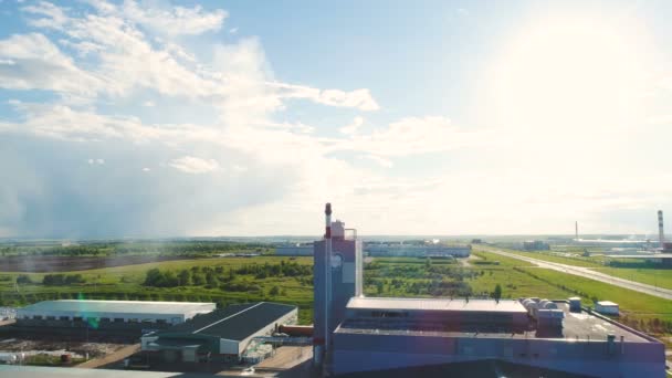 Locali fabbrica aerea su strada sotto il cielo blu sconfinato con nuvole — Video Stock