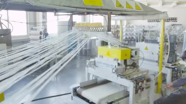 Glasfaser-Schnitt in Maschine fällt auf Gürtel Mitarbeiter steuert Geräte — Stockvideo