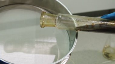 siyah petrol metal süzgeç laboratuvar ince tüp içine dökülen