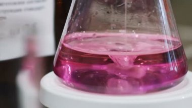 şişesi stand pembe sıvı döner mor ekleyerek açık damlama laboratuarında döner