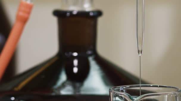 Primo Piano Gocce Liquido Trasparente Fuoriesce Dalla Pipetta Sottile Tazza — Video Stock