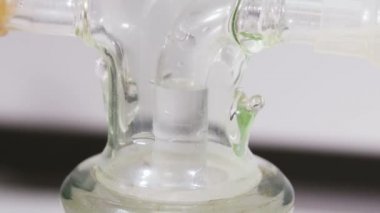 closeup berrak sıvı tüp kaldırdı ve cam işaretleri ile doldurur