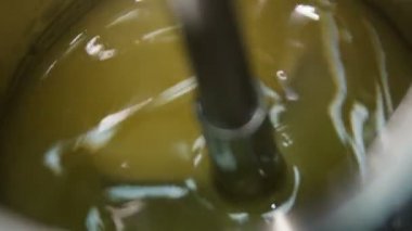 bulanık sıvı ve durur üst görünüm lab metal Mikser döner