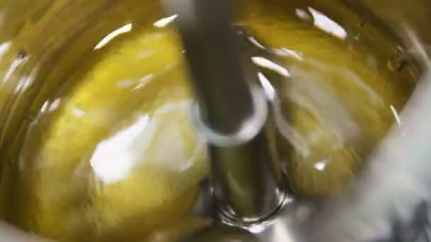 Closeup atas tampilan cairan kuning dicampur dengan alat pada tes lab — Stok Video