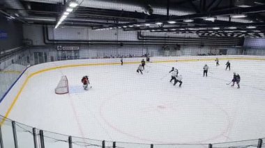 yetenekli oyuncular karşı takım geçit Ice arena üzerinde saldırı