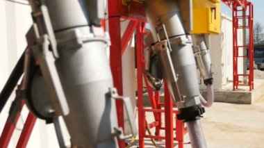 çiftlik bina ve gökyüzü karşı güçlü soğutma sistemi boruları