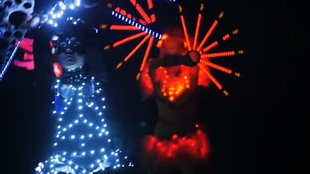 Fantástico espectáculo con bailarines en trajes de luz led en la arena de hielo — Vídeos de Stock