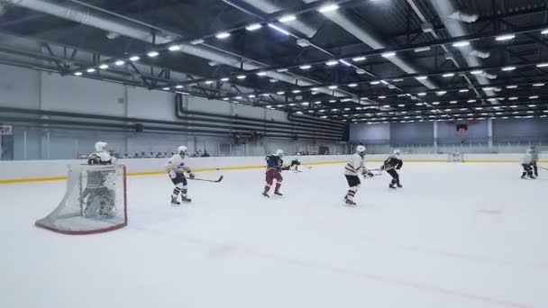 Fuerte equipo de hockey entrena en la arena moderna antes del partido — Vídeos de Stock