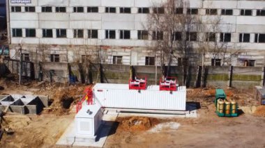 Sonbahar karşı gri fabrika bina havadan görünümü Trafo Merkezi