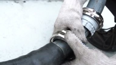 closeup işçi eldiven lastik Kanal bağlanmak için kolunu açar