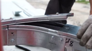 closeup vasıflı işçi tarafından el metal detay top kapatır