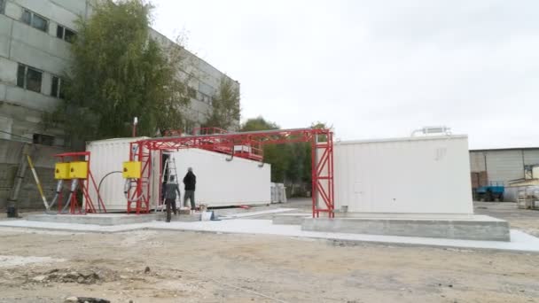 Timelapse dělníci stavět elektrické rozvodny prostory proti zatažené obloze — Stock video