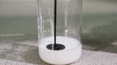closeup ham petrol ile beyaz yoğun sıvı kabı içine dökülür