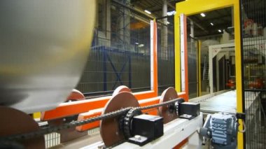 varil iş parçaları taşıma rulo dönen kamera gösterir