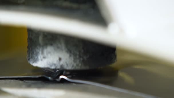 Aparelho de visão fechada prepara metal para a produção de baterias — Vídeo de Stock