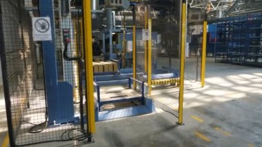 güçlü mekanizma alır ve kolundan metal platform asansörleri