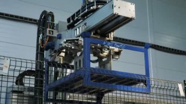 ayrıntı tesisinde modern robot makine taşımaları mavi