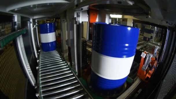 Cerrar vista barriles líquidos se mueven a lo largo de la línea de producción planta — Vídeo de stock