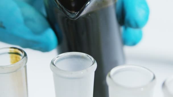 Closeup επιστήμονας χέρι σωλήνας γεμίζει με ακατέργαστο πετρέλαιο για τη δοκιμή — Αρχείο Βίντεο
