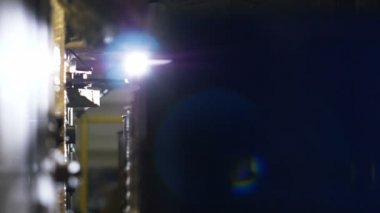 fotoğraf makinesi metal tankları konveyör üzerine suyla temizledim gösterir
