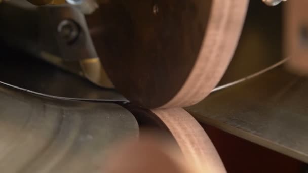 Primer plano redondo máquina herramienta soldadura tubo de metal en fábrica — Vídeos de Stock