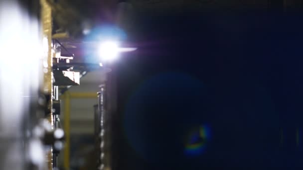 Kamera zeigt mit Wasser gereinigte Metalltanks auf Förderband — Stockvideo