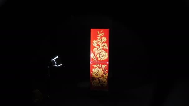 Σύγχρονο κόκκινο ψυγείο διακοσμημένο με χρυσά σχέδια Khokhloma — Αρχείο Βίντεο