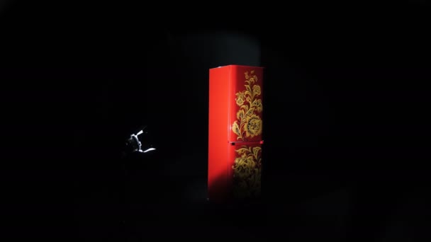 Rörelse runt kylmaskin med ljusa guld Khokhloma mönster — Stockvideo