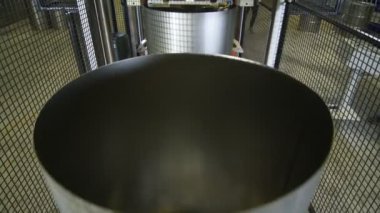tatlı tank metal parçaların otomatik hat tarafından taşınan