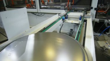 görünümü yeni varil metal taşıyıcı tarafından taşınan kapağı kapatın