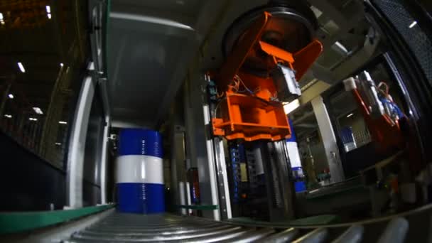 vue du bas barils bleus et blancs au stade de la production finale 