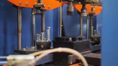 Robot makine galvaniz hücrelerle çalışma için hareket