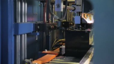 alev üzerinde üretim hattı ile makine çalışma geçmiş hareket