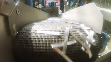 Konveyör closeup pil parlayan metal parçalar düşmek