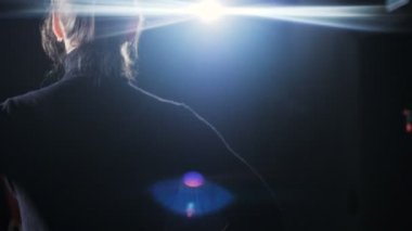 arka görünümü genç kadın sanatçı iş için hazırlar