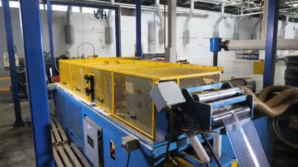 Automated machine tool stretches thin metal grid stipe — Stock Video