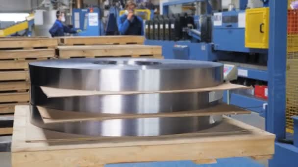 Potenti carrelli elevatori trasportano rotoli metallici separati con cartone — Video Stock