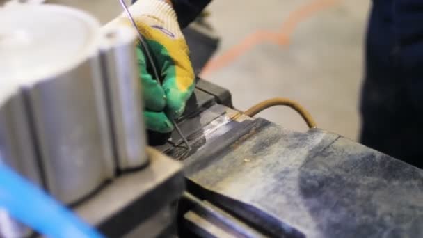 Primer plano trabajador soldadura parte de metal para futuras baterías — Vídeo de stock