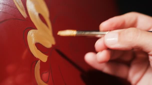 Artista vista da vicino disegna fantastici fiori d'oro sul refrigeratore rosso — Video Stock