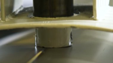 görünümü Kapat makine emre pil metal iş parçası içinde yapar.