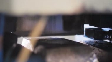 closeup hareket geçmiş metal parçası kesme tarafından robotik Makinası