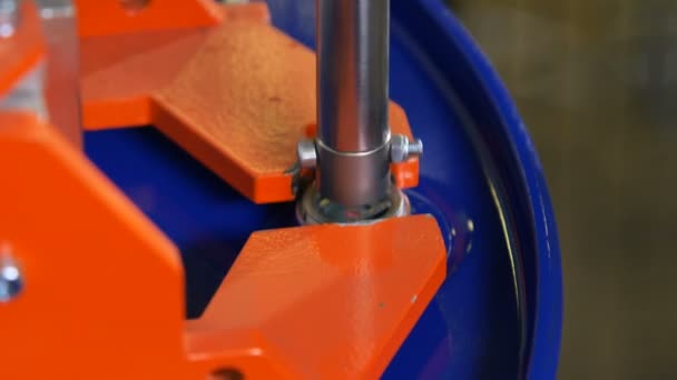 Schließen Sie Oberseite Maschine Schrauben Zylinderbecher mit Schrauben — Stockvideo