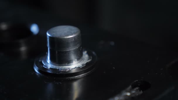 Closeup σφιγκτήρα που συνδέονται με τους ακροδέκτες μπαταρίας στο εργαστήριο — Αρχείο Βίντεο
