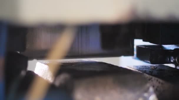 Gros plan mouvement passé morceau de métal coupé par machine robotique — Video
