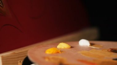 portre ressam karışımları ve yağlı boya paletindeki alır