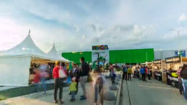 Festival met streetfood bij winkelcentrum openen ceremonie timelapse — Stockvideo