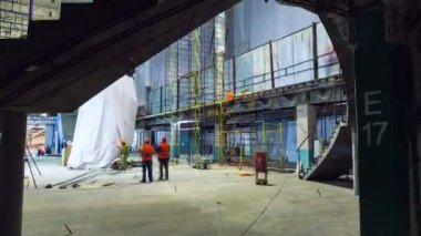 işçiler timelapse alışveriş merkezi bina içinde hareket