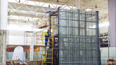 Modern Asansör işçi takım timelapse tarafından inşa cam duvar ile